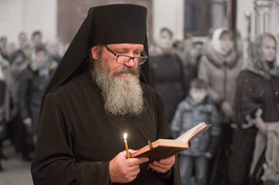 Псалтырь монахов валаамского монастыря. Священник на Шестопсалмии. Старообрядческая Шестопсалмие. Чтение шестопсалмия в храме. Шестопсалмие фото.