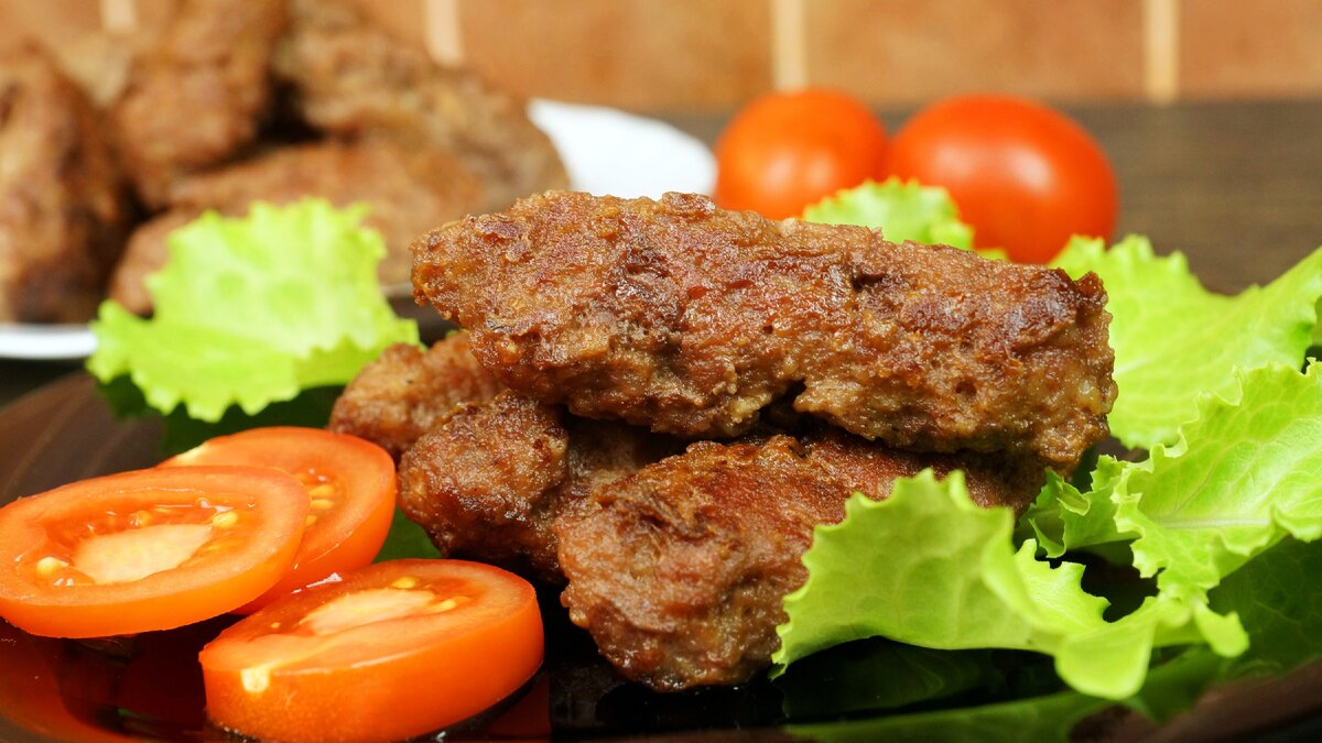 Предлагаю  приготовить мини колбаски из обычного фарша говядины и свинины на сковороде. Сочные, мягкие и ароматные колбаски. Уверен, что рецепт домашним понравится 