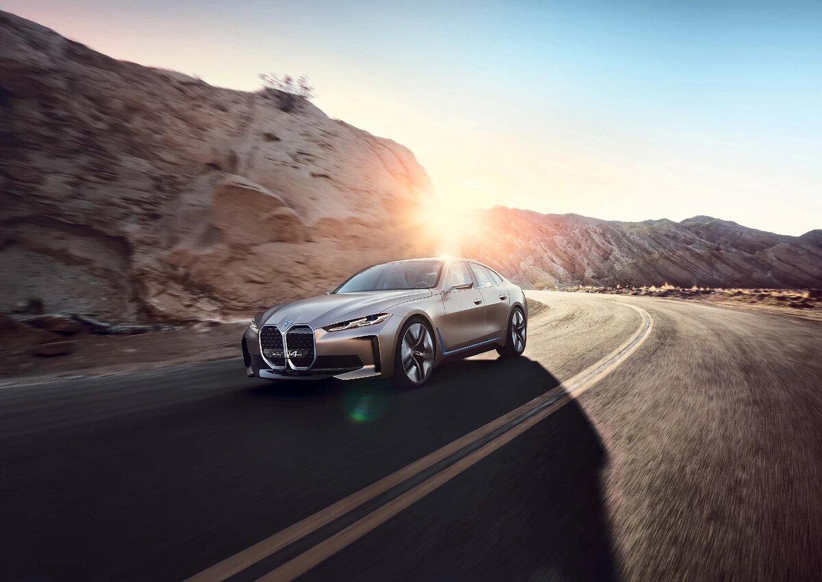 Полностью электрическая установка BMW i4 Concept выдает 530 л.с. К примеру, такую же отдачу имеют современные 4,4-литровые бензиновые «восьмерки», которыми комплектуют флагманов баварской марки, вроде седана 7-Series и кроссовера X7.