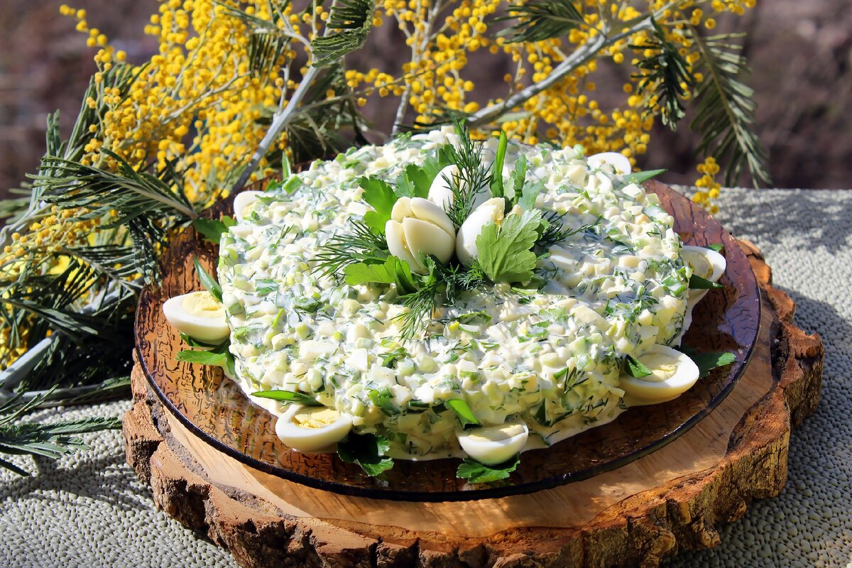 Салат с черемшой и перепелиными яйцами