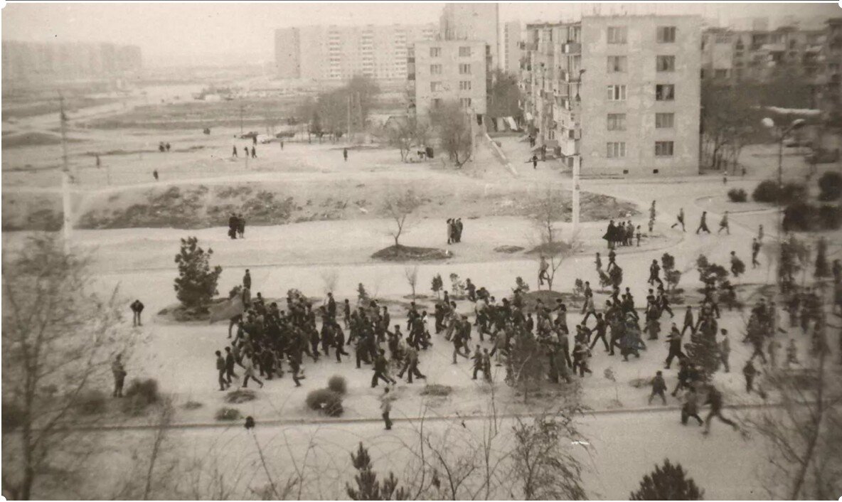Сумгаит 1988 . Банды молодчиков рыщут по городу в поисках армян 