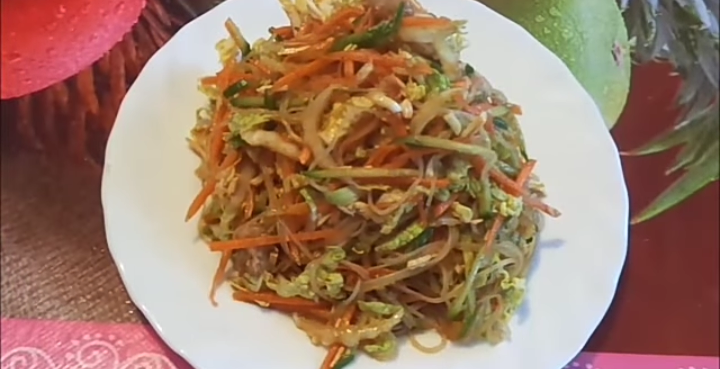 Первый раз я его попробовала в китайском кафе. Мне он очень понравился. Потом приготовила дома. Салат получается остреньким, лёгким и  сочным. 