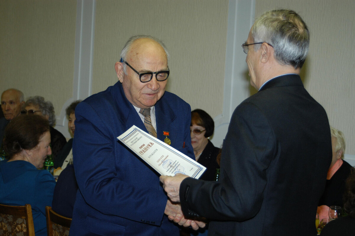 Ректор (ныне президент) ЧПИ-ЧГТУ-ЮУрГУ Герман Платонович Вяткин (справа) награждает Александра Викторовича Некрасова (слева) почётной грамотой. 2003 год.