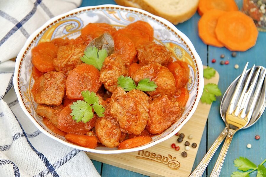 Мясо с морковью в духовке