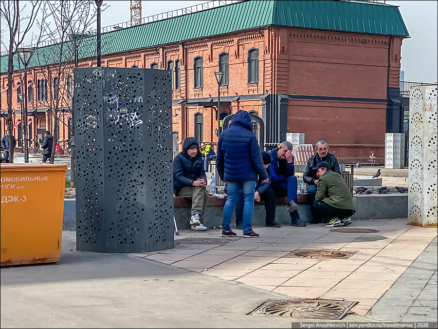 Ситуация в московском метро: люди все больше начинают бояться подходить близко друг к другу