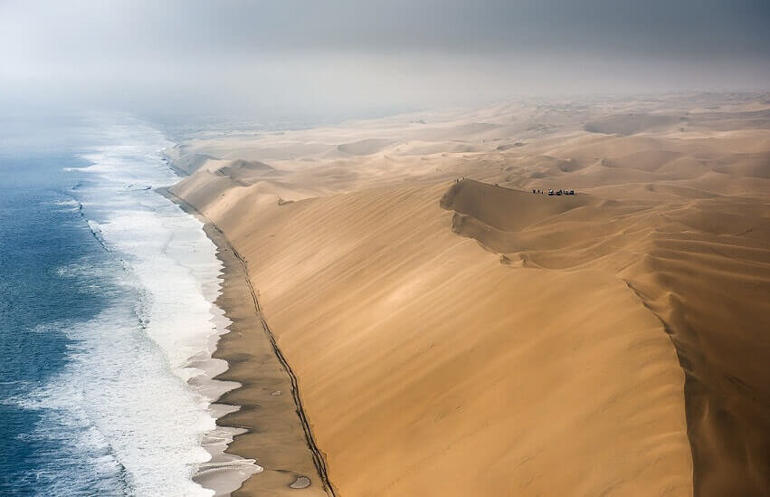 Пустыня Намиб – это не только самое жаркое место на Земле, она еще и самая древняя из ныне существующих, поэтому скрывает немало секретов. И хотя название переводится с местного наречия как «место, в котором нет ничего», удивить эта территория способна своими обитателями, ведь их больше нигде не встретишь. Правда, не так много людей стремятся покорить обжигающую землю площадью более 100 тысяч квадратных километров. 