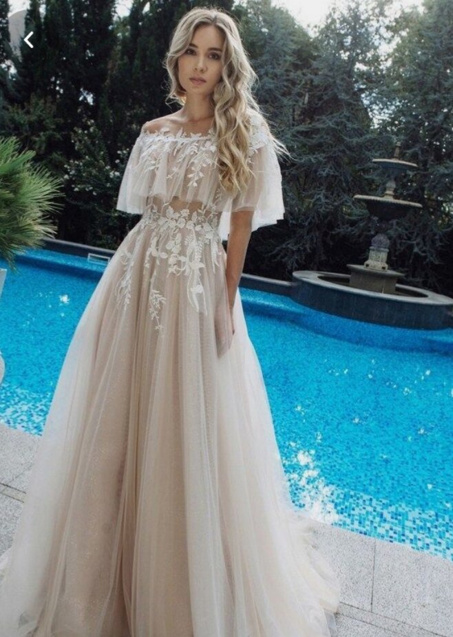 Не очень вычурно,но очень нежное платье. Правда не все осмелятся одеть  светлое платье на выпускной. Так что, можно сказать, что это платье для смелой девушке.