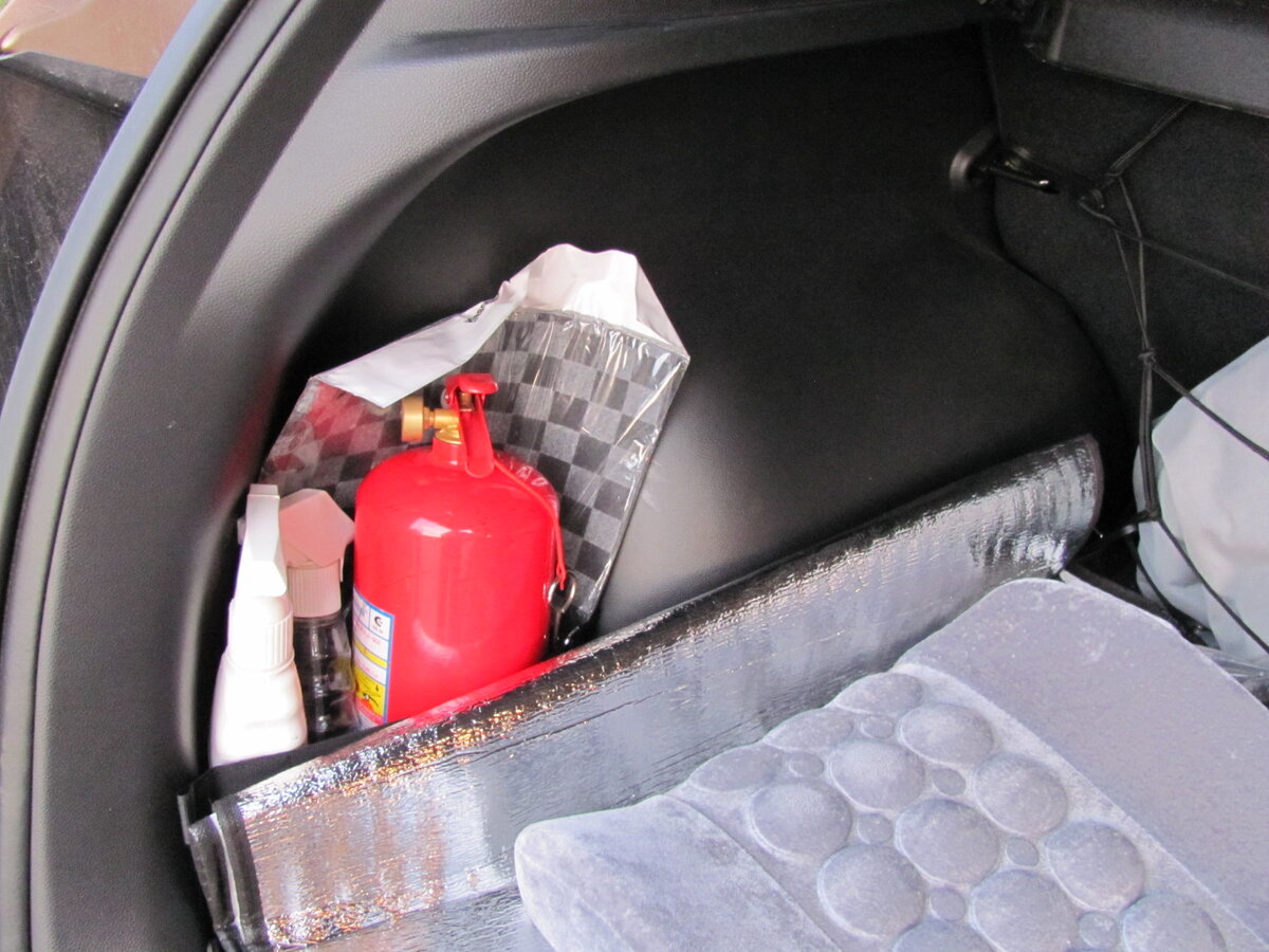 Огнетушитель в багажнике автомобиля