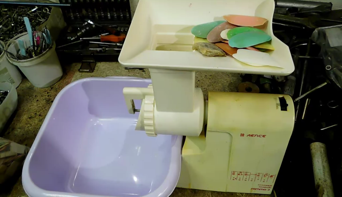 Первое что нам понадобится - это обмылки (остатки мыла), которые нужно будет перетиреть, тоесть измельчить - это я сделаю на своем старом комбайне.