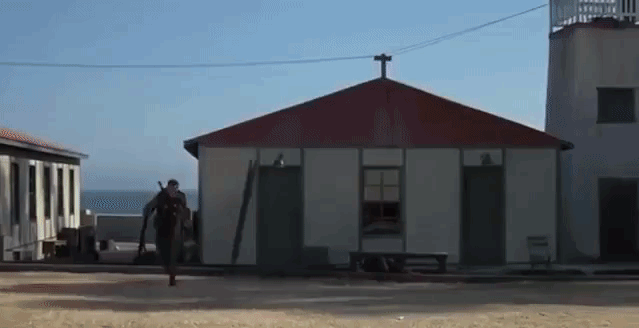 Обратите внимание на последний кадр, когда Арни переводит "прицел" с вышки на выбегающих солдат. И сравните положение "дула" в обоих случаях. Разница - минимальна!