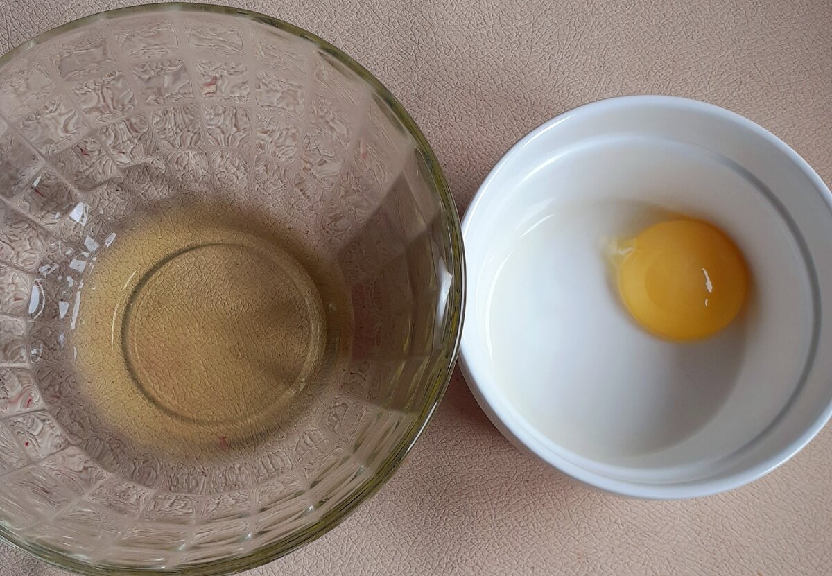 Отделить белок от желтка
