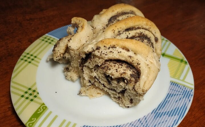 Кусочек пирога с маком. Пальчики оближешь. Фото автора канала "Классная кухня".