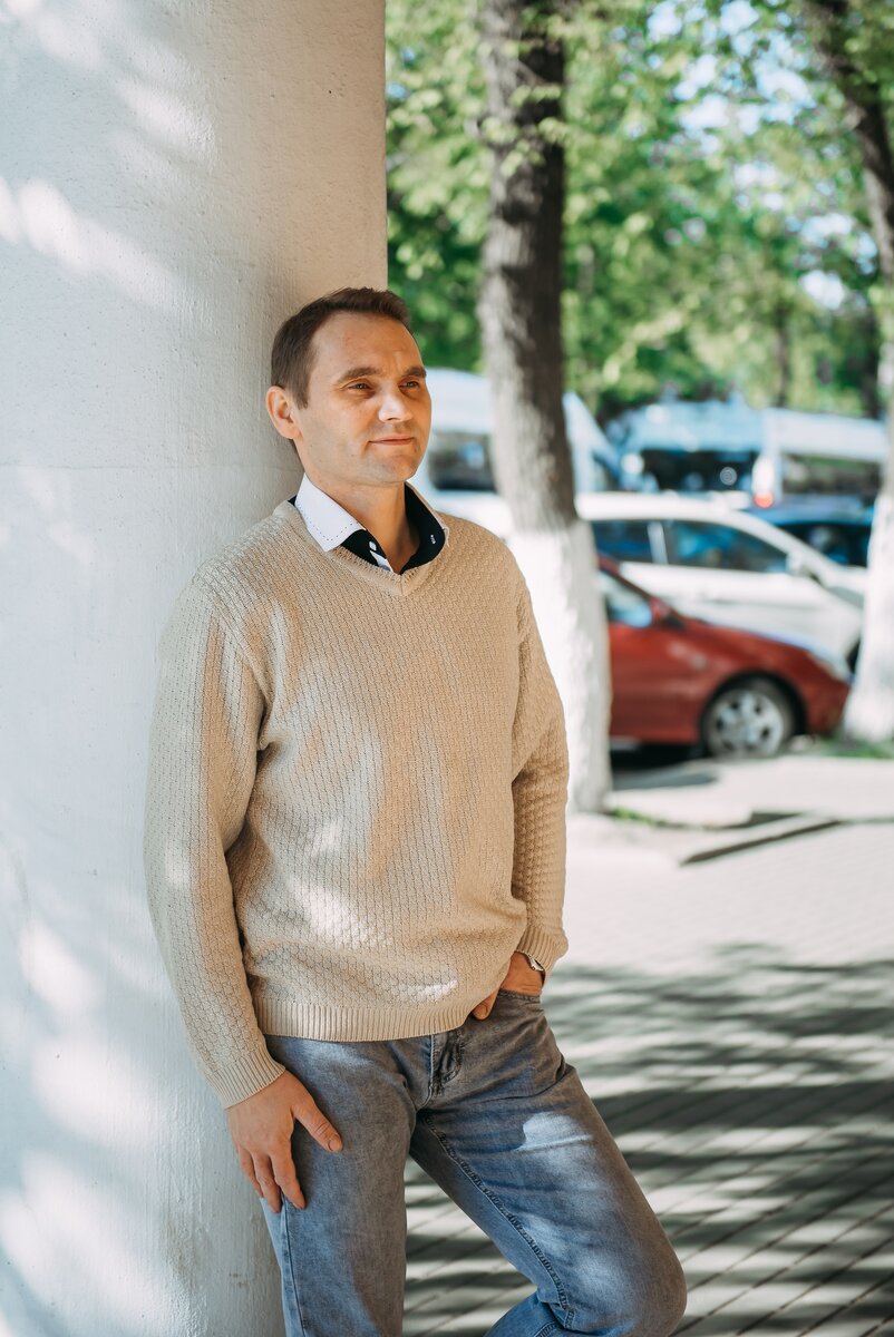 Эта фраза живёт со мной много лет . Ее история может быть проста, а для кого то может быть и со слезинкой на щеках ,но в мою память она врезалась навсегда !                                                                                                                                                      
Тогда будучи ещё совсем зелёным пацаном , перед которым были открыты все дороги я как и многие мои сверстники поехал отдавать долг своей Родине.

Служба в армии - квадратное катаем , круглое носим ! Наверное этот девиз многим знаком.Все бы хорошо ,можно и круглое таскать, но как обычно вся наша жизнь делиться на полосы черные и белые. И со мной происходит несчастный случай, описывать его не буду ,да и не к чему .

Затем военный госпиталь ,ряд тяжёлых операций ,реанимация и жизнь от укола до укола , ощущение не из приятных скажу я вам быть привязанным к койке по рукам и ногам и лежать с разрезанным брюхом.

Поначалу , когда обезболивающие действовали было хорошо не успевал проснутся ,как снова получал дозу радости и засыпал.

Все началось позже когда препараты перестали действовать и начались минуты ожидания заветного укола чтоб хоть на какое то время освободиться от боли и они казались вечностью.

Однажды по утру когда в очередной раз перестало действовать обезболивающее меня вывезли из палаты и повезли по коридору не знаю сколько меня везли мне было все равно, тогда мне было тяжело от боли.

Каталка остановилась и ко мне подвели человека. Это был мой отец .Увидев меня в трубках, перемотанного бинтами ,исхудавшего до костей он с трудом узнал в этом скелете своего сына , не сдержавшись он отвернулся и заплакал .

Потом он не один раз говорил мне ,что видел многое и друзей хоронил и на руках их держал, но когда увидел умирающего сына в нем что то словно оборвалось.

И в тот самый момент когда он отвернулся смахнуть слезу ,я сквозь боль взял его за руку и насколько хватило у меня сил сжал ее и произнес : ,, Бать , не плачь , не надо , ВСЕ БУДЕТ ХОРОШО !"

После этого начались дни моей борьбы за жизнь , желание жить и вернутся домой не в деревянном макентоше , а на своих двоих.

Сквозь боль я шел к своему выживанию, как и герой рассказа Джека Лондона ,, Любовь к жизни " я боролся. Учился заново ходить и делать многие вещи которые раньше умел.

И сейчас я говорю каждому кто боится или опускает руки или говорит ,что сделано то сделано и продолжает жить с болью.

Я ,знаю это как никто ,позвольте быть себе правым,это зависит только от вас ,от вашего желания быть счастливым .

Пока в нас бьётся сердце мы можем многое изменить ,это в наших силах. Волшебник внутри вас — ваша душа. Пусть разум позволит ей быть уникальной. 

ВСЕ БУДЕТ ,ХОРОШО ! 