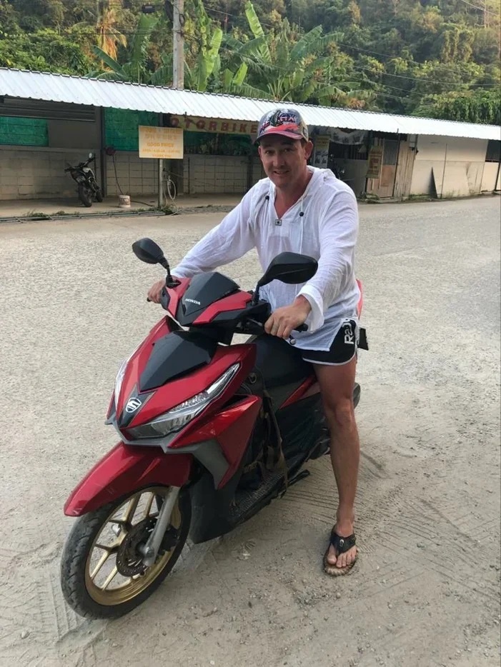 Тот самый злополучный мопед с почти неработающими тормозами.