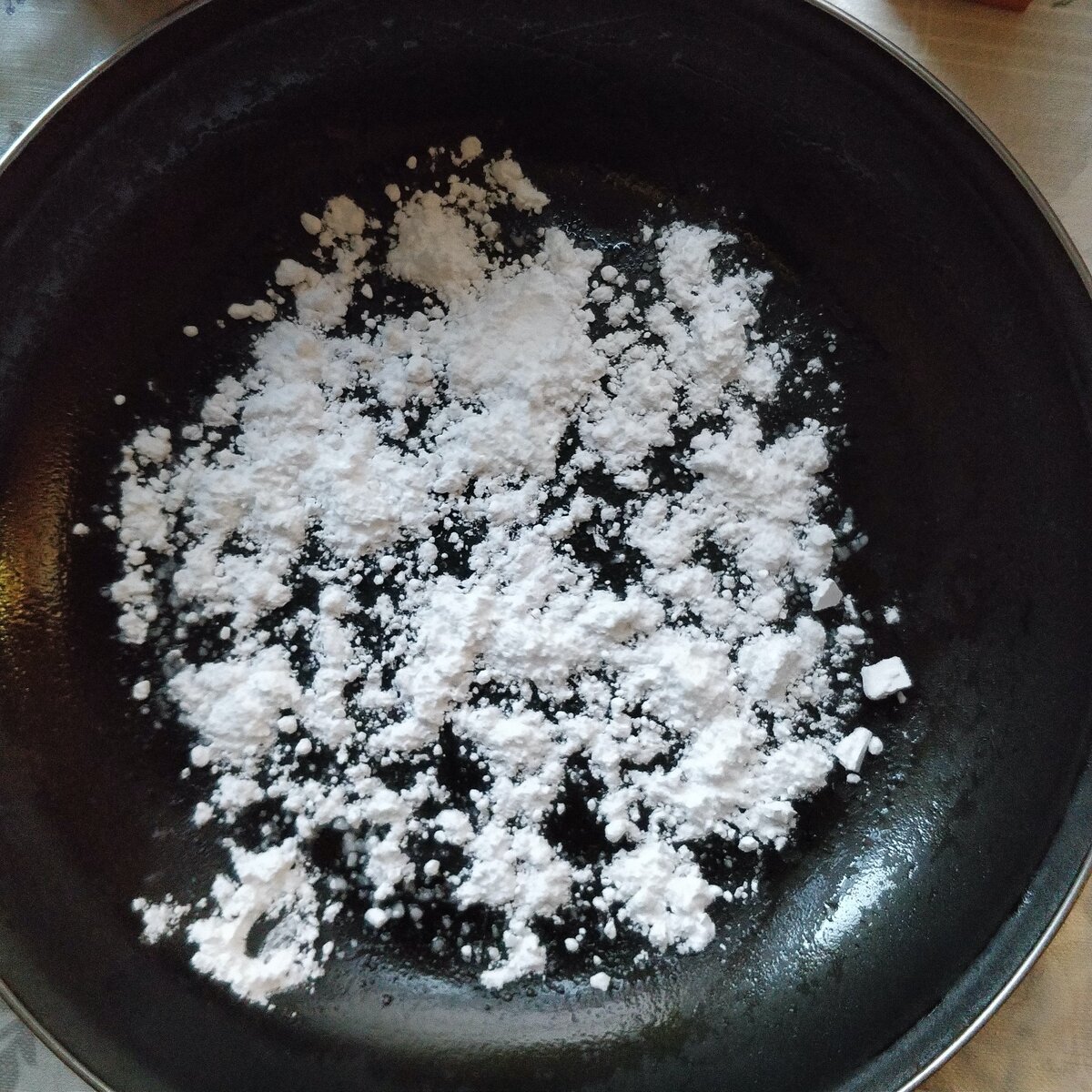 Сахарную пудру мы насыпали 2 столовых ложки с верхом.