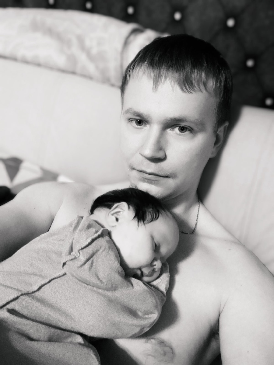 В конвертике с папой)