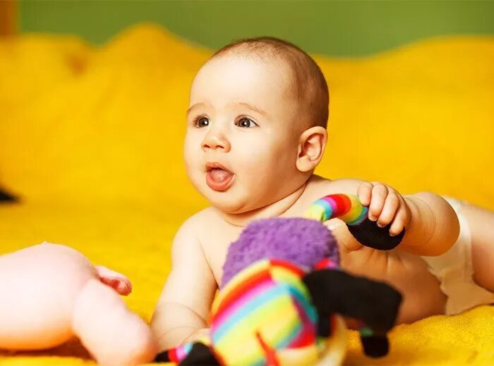 Baby me. Беби с 6 месяцев. Малыш 6 месяцев сидит. Исполнилось 6 месяцев мальчику. Мальчику исполняется 6 месяцев домашние