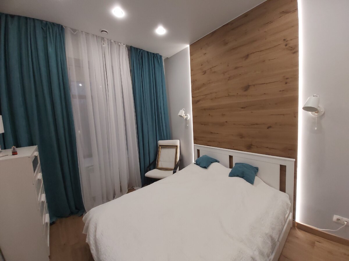 Интерьер спальни и старая рамка на кресле, которую пришлось заменить