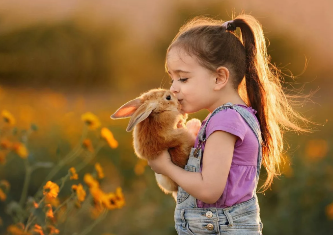 Еще одним примером является рассказ Н.Г.Гагарина – Михайловского. Всеми вышеперечисленными качествами обладает маленький мальчик Тема, герой произведения. Его душевная организация на столько тонка, что он не смог спокойно спать, зная, что его любимица Жучка попала в колодец. Полночи снимались ему пути решения проблемы, в конце, он отправился спасать собаку. Переступая через себя, через собственный страх и усталость, он блестящие справился с задачей-  выбрался сам из колодца, спас питомца. Однако столько сил было потрачено, что, оказывались в безопасности, ребенок просто упал в обморок.