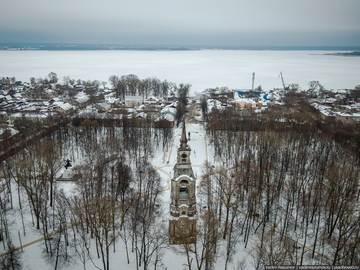 3. Колокольня утраченной церкви Спаса Преображения в Осташкове, Тверская область.

