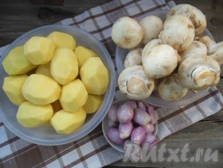 Нарежьте мелкие шампиньоны на две части, крупные - на четыре.