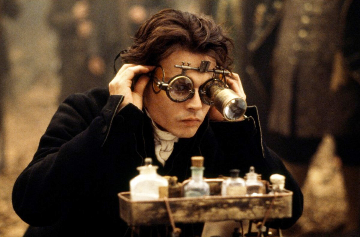 Нью-Йорк, 1799 год. Икабода Крэйна, молодого констебля, отправляют в местечко Сонная лощина для расследования загадочных убийств. Все жертвы, как сообщает местное население, погибают от меча всадника без головы. Все они обезглавлены, а головы исчезли. Крэйну приходится убедиться, что это не легенда, а страшная правда. Становится очевидно, что убийца приходит с того света, что в преступлениях замешаны ведьмы и иная нечисть. Всадника нельзя убить пулей, всех смельчаков он побеждает в схватках. Но каковы мотивы злодеяний?..