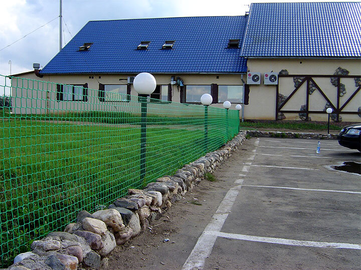 Фото: montazh-zaborov.ru/wp-content/uploads/2019/02/ograda-iz-plastikovoy-setki.jpg