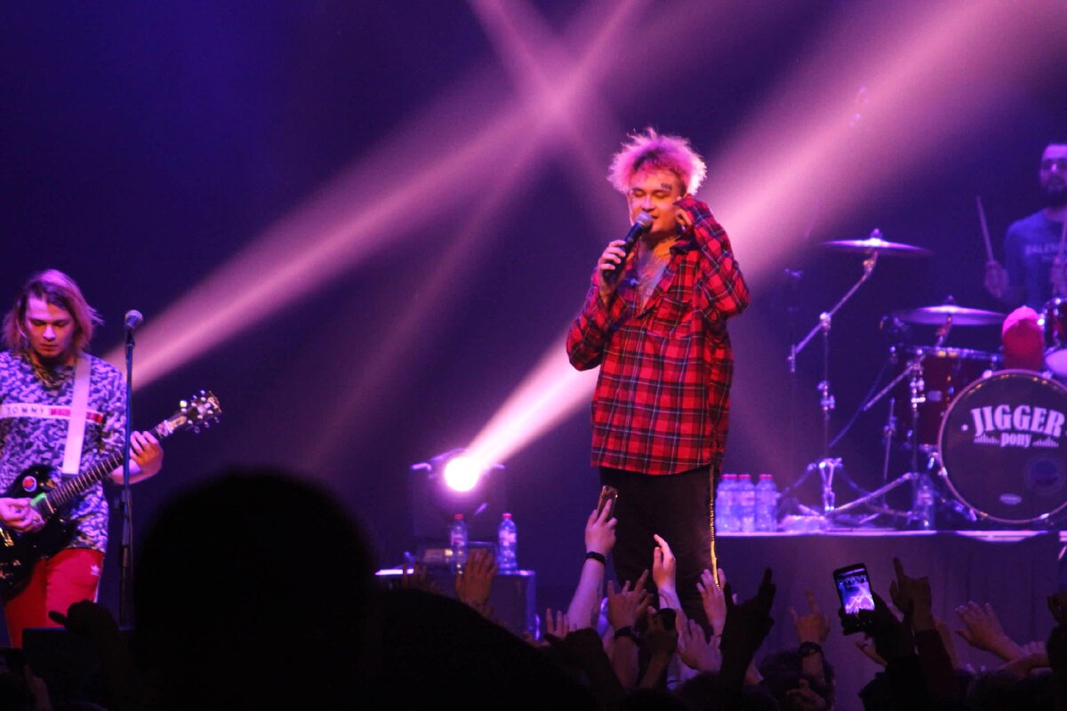 Концерт Алишера Моргенштерна (сзади вы можете рассмотреть барабаны и гитару)