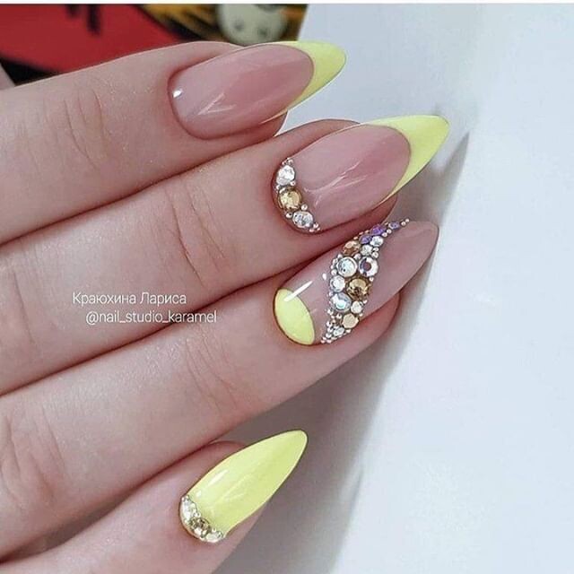 Бульонками заполяют пространство между стразами разных размеров, что бы не оставлять пустого пространства.