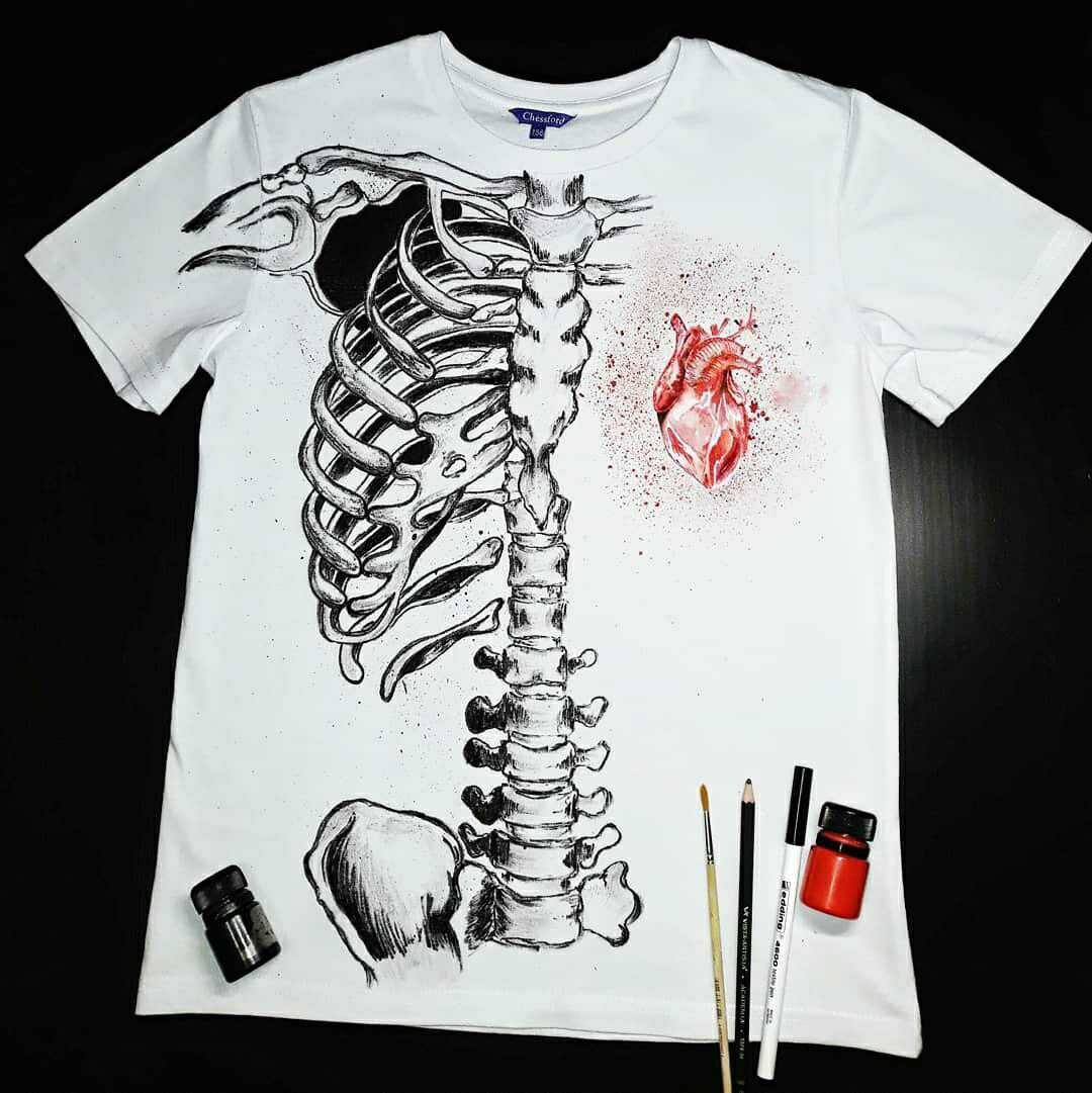 Это футболка для подростка. Ну нравится ему эта тема.