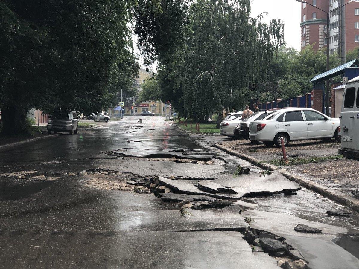 Улица разбил. Плохие дороги Самары. Самара разбитые дороги. Российские дороги в городе. Разбитая дорога в городе.