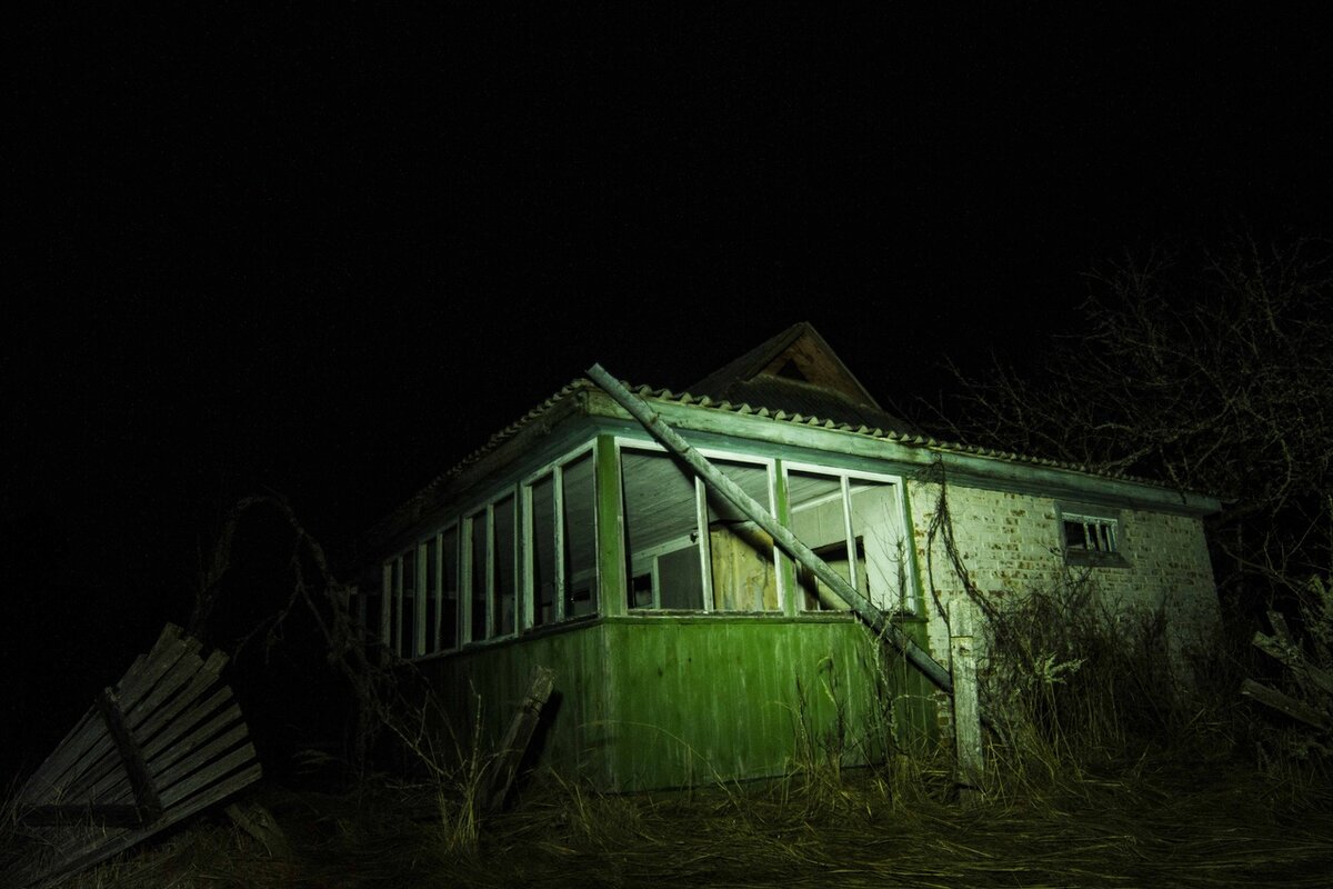 Ночь в Чернобыльской зоне отчуждения - это похоже на старшную сказку. Смотрите на это