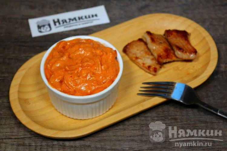 На сегодняшний день существует огромное количество соусов на основе сливок, их можно считать отдельным разделом соусной кулинарии. Предлагаю приготовить один соус из данного раздела, а именно томатно-сливочный соус. Получается он довольно наваристым, густым, сливочным с ярко выраженным томатным вкусом. Он идеально подойдет как для блюд, приготовленных из мяса, так и для рыбы.