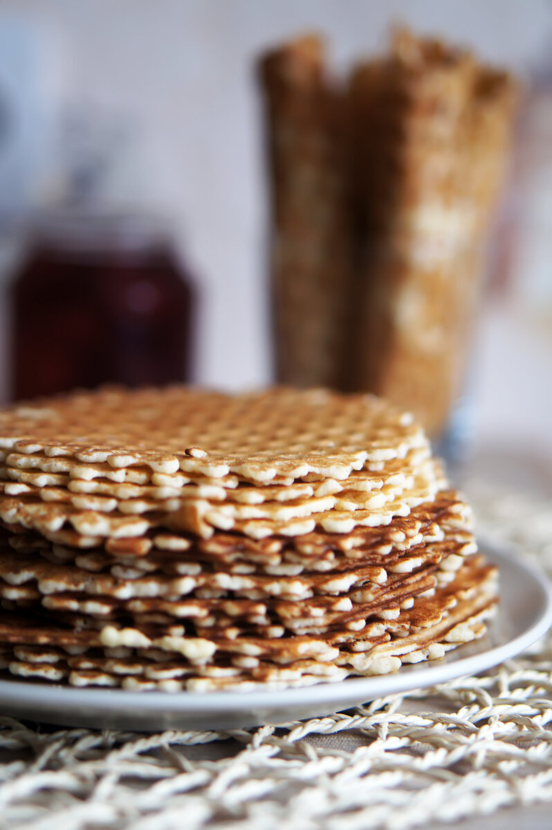 Вафли можно не сворачивать, тогда они будут просто хрустящими 