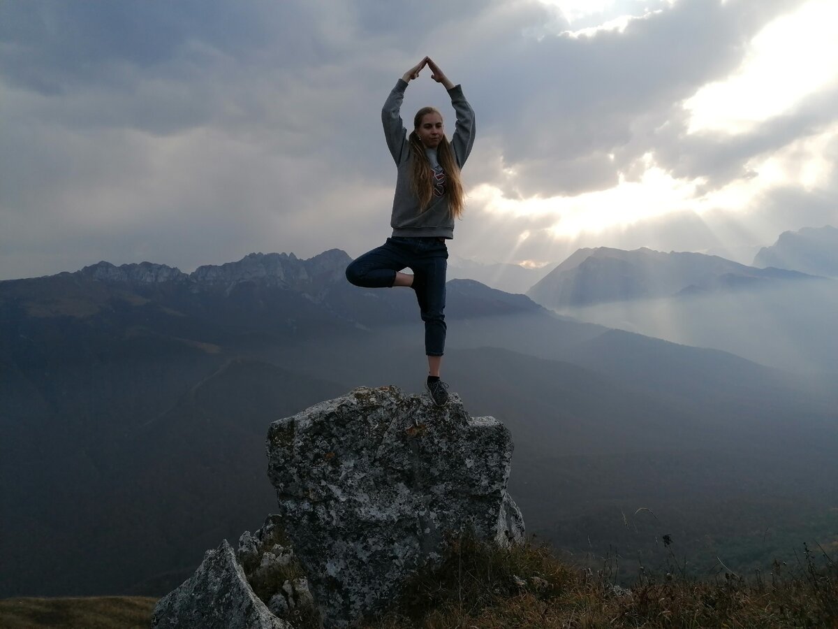 высказывания. мужик, сворачивающий горы. I'm sorry mom unknown brain. не сворачивай горы. Move me no mountain (2023).