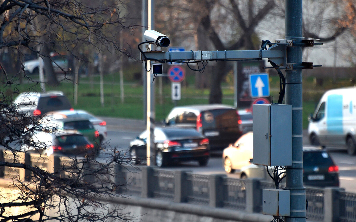 Нововведение касается Москвы. Штрафы начнут рассылать уже в ближайшее время. Нейросеть научилась безошибочно выявлять на кадрах признаки нарушения, говорят власти 
Подробнее на Autonews:
https://www.autonews.ru/news/5f9fd2669a79474d90629491