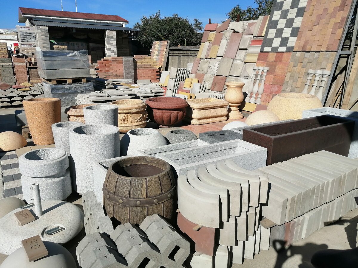 Фото автора. Выбор вазонов для сада сейчас огромен.  Нужно не ошибиться в выборе.