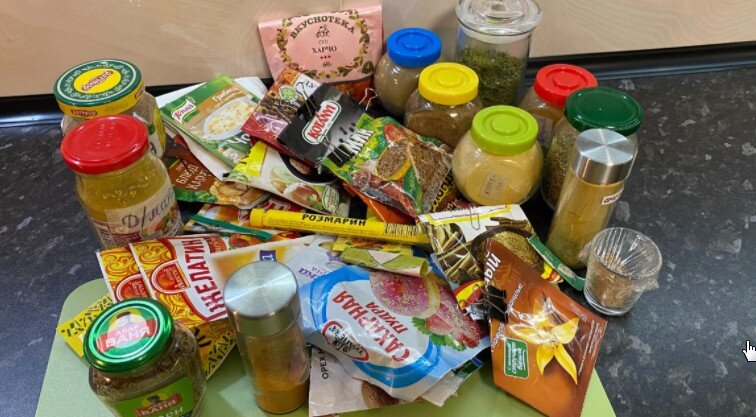 Можно ли использовать просроченные приправы. Можно ли использовать просроченные приправы. Специи в банке стеклянной. Можно ли использовать просроченные приправы. Баночки со специями на кухне.