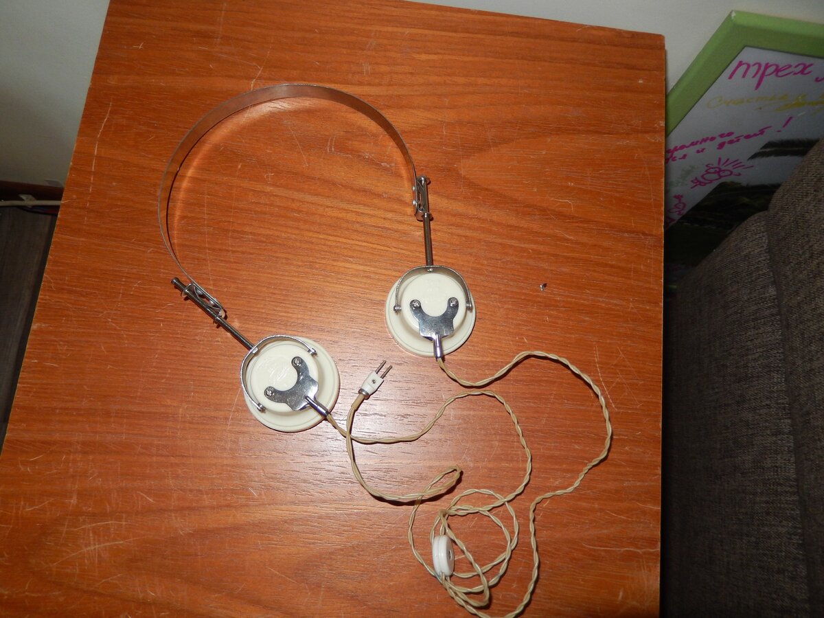 Шнур "витая пара", телефонный, вилка-штекер и распаячная коробка, "условно разборные", собраны на заклепках. Капсюля имеют закладные латунные резьбовые втулки М3, для крепления кронштейнов фиксации шнуров. 