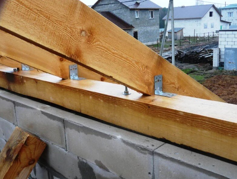 Муэрлат – это самый первый брус крыши, её основа. И лежит он на стене. И должен правильно к стене крепиться. На фото показана правильная укладка