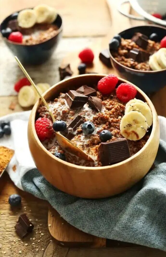 

Тема вредных продуктов, растиражированная в Сети бесчисленное количество раз, сегодня особенно актуальна. Свежие новости пестрят сообщениями о том, что ученые официально подтвердили серьезный вред переработанных мясных продуктов — таких, как колбаса, ветчина и бекон. Научный вывод, обоснованный на сотнях исследований, проводимых на протяжении 20 лет, гласит, что все разновидности колбас, ветчин, а также соленого и копченого мяса приводят к серьезным заболеваниям, в частности — к развитию рака, что подтверждает официальное заявление Всемирной Организации Здравоохранения (World Health Organization или WHO).

Основываясь на результатах научных экспериментов, онкологическое отделение WHO теперь относит продукты из красного и переработанного мяса к классу канцерогенных (провоцирующих рак прямой кишки, а также рак предстательной и поджелудочной желез), утверждая, что употребление всего 50 г ветчины ежедневно способно увеличить риск заболевания на 18%. Это, конечно, не так опасно как курение, которое убивает с десятикратной скоростью, но заставляет всерьез задуматься о коррективах гастрономических привычек, не правда ли?


Бесспорно, производители колбас так просто не сдадутся. Мясная индустрия уже выдвинула обвинения против ученых, назвав отчет фальсификацией данных, которые вводят потребителей в заблуждение. Но мы доверяем научным фактам и давно подозревали колбасу в преступлениях против человечества, поскольку знаем, что все продукты, содержащие глутамат натрия или транс-жиры отнюдь не полезны. Да, это химия, да это яд, и продукты эти не просто гипотетически вреды, но по-настоящему опасны для нашего здоровья. Чтобы усвоить на практике, какие продукты нельзя есть никогда, ELLE составил список из 10 конкретных примеров.

1. СЫРОКОПЧЕНЫЕ КОЛБАСЫ

Итак, с октября 2015-го слово "колбаса" официально укрепляется в статусе кнцерогенного продукта, хотя уже давно является синонимом всего вредного, далекого от принципов здорового питания. Что касается конкретно сырокопченых колбас, то опасность тут еще и в том, что их давно никто не коптит. Сегодня производители используют коптильные жидкости, в которых содержится все тот же опасный для здоровья формальдегид. Впрочем, вареные колбасы не сильно полезнее — их изготавливают из генномодифицированной сои.

2. АРАХИС


Да, да, вы зря думаете, что это безопасный продукт растительного происхождения. Некоторые даже наивно полагают, что арахис, как и орехи, полезен. Разочаруем вас — без вживления гена петунии он не хранится, а это страшно ядовитое вещество. Для примера: насекомые арахис не едят.

3. КРАСНАЯ ИКРА

В первозданном виде и в малых дозах красная икра даже полезна. И наверное где-нибудь на Камчатке кто-то и получает ее такой — свежей, малосоленой, со всеми Омега-3 и прочими приятными компонентами в составе. Но подвох в том, что красная икра хранится очень недолго — и срок ее жизни короче времени транспортировки из тех мест, откуда она родом. Выхода два — сильно солить продукт или замораживать. Но есть и третий — очень распространенный вариант — добавлять уротропин или лимонную кислоту. На выходе получается формальдегид. Словом, если вам попалась "слабосоленая икра", не верьте — это яд. Если производитель честно предупреждает, что икра сильно соленая и мороженая, будет безопаснее — не вкусно, но хотя бы не смертельно вредно.

