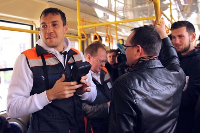 Артём Дзюба работает контролером. (Шутка) Фото взято из источника: Google Картинки