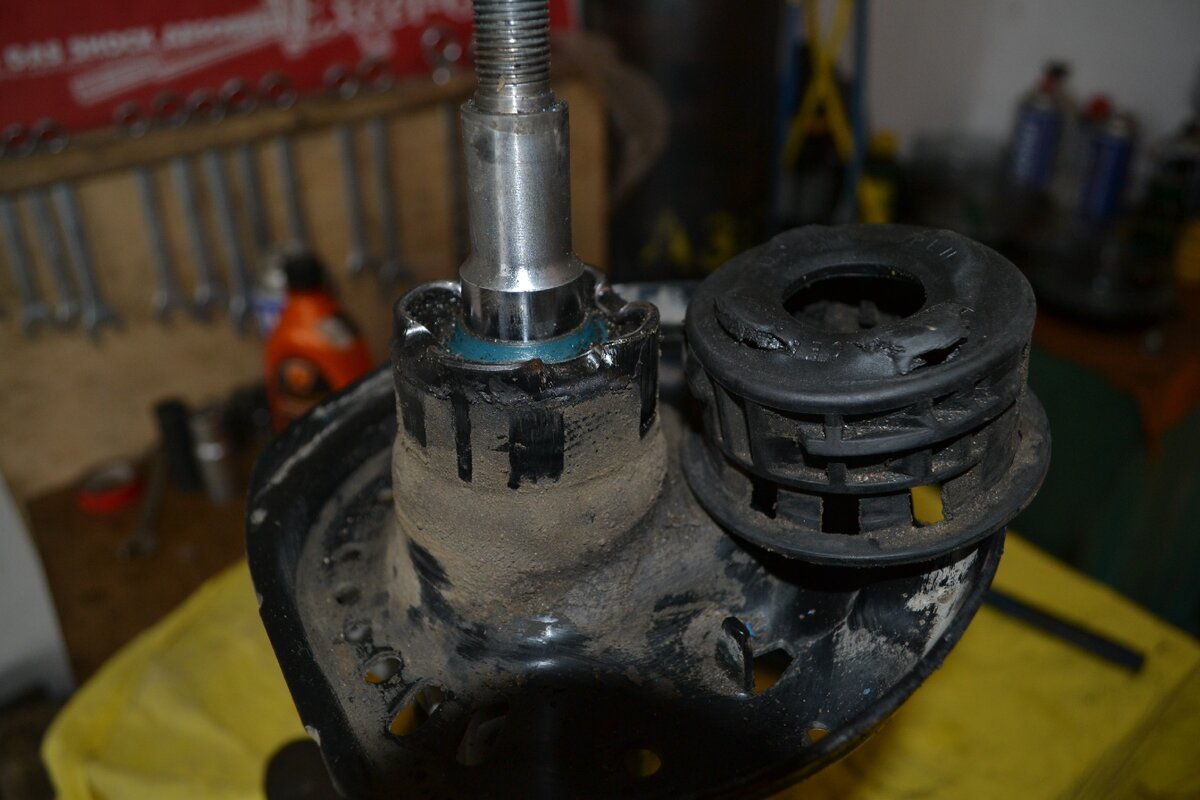 На фото передняя стойка Mercedes-Benz GLK