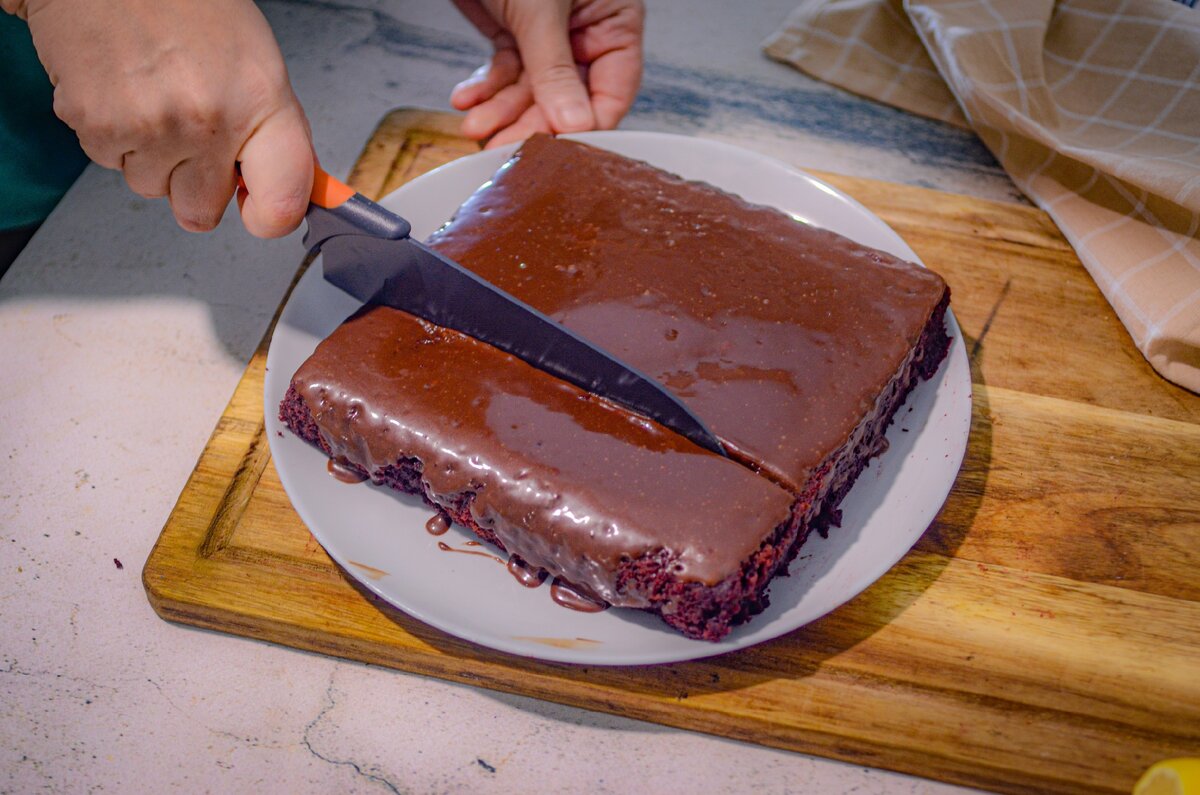 Влажно, нежно, что-то среднее между кремовым пирожным и кексом: свекольно-шоколадный брауни