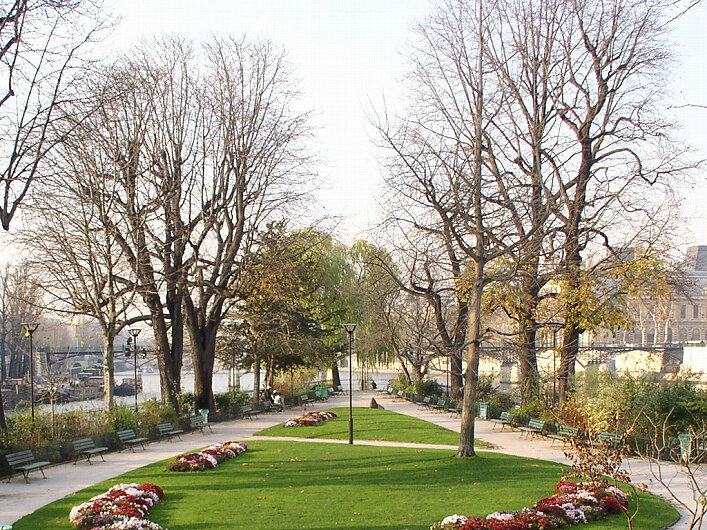 Уютный сквер Вер-Галан на западной оконечности острова Сите - в городе много пристаней, и отсюда тоже уходят прогулочные суда