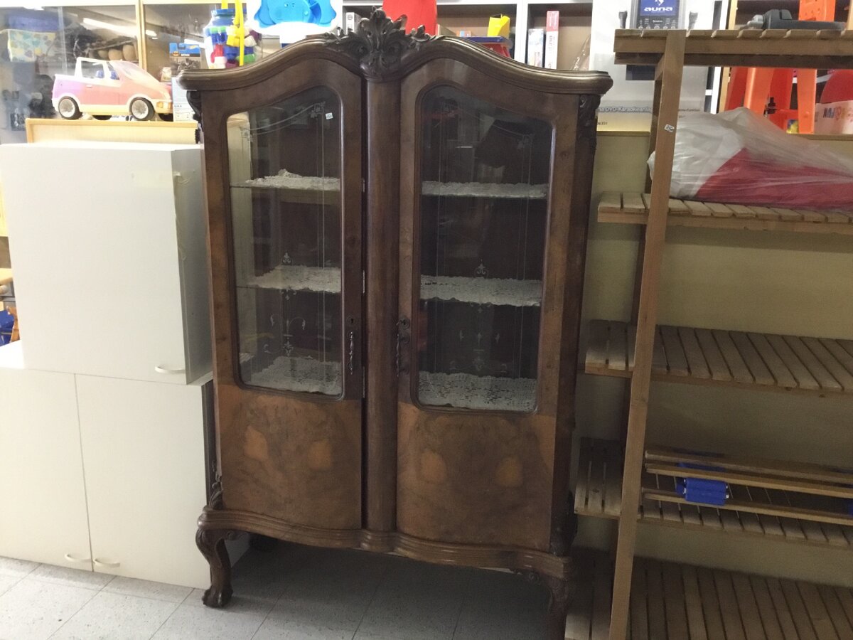 Шикарный шкафчик для посуды... сделан в 50-х годах прошлого века...