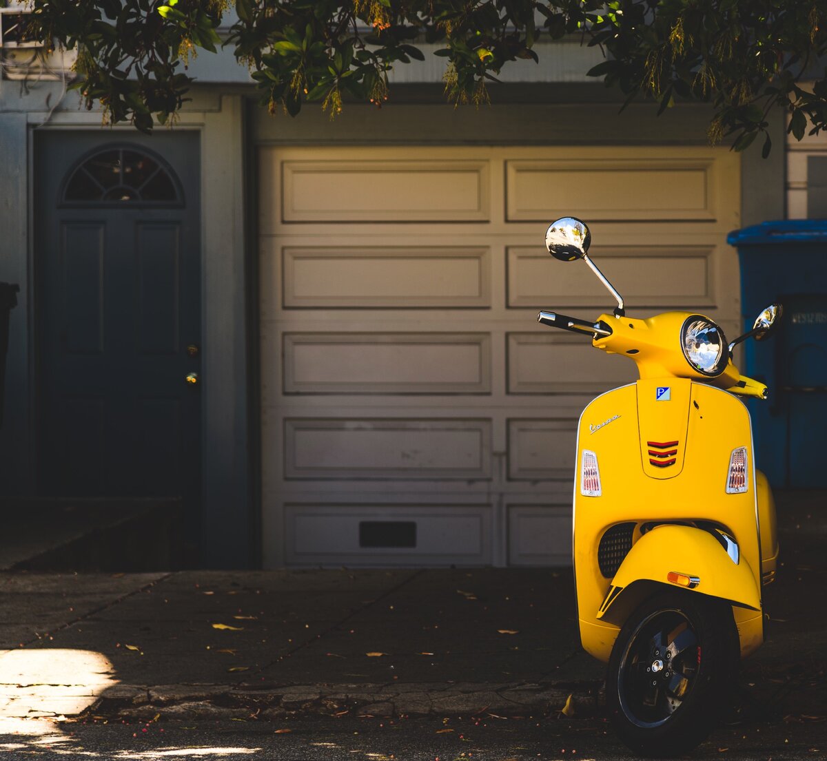 Обои скутер. Желтая Моторс. Желтый скутер картина по номерам. Желтый мопед