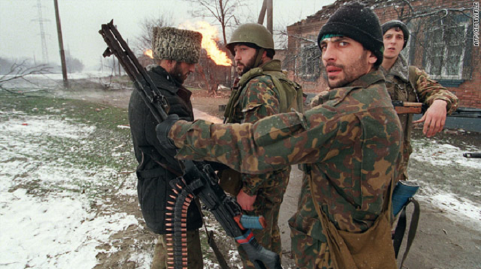 Чеченский боевик проверяет пулемет. Фото: AFP