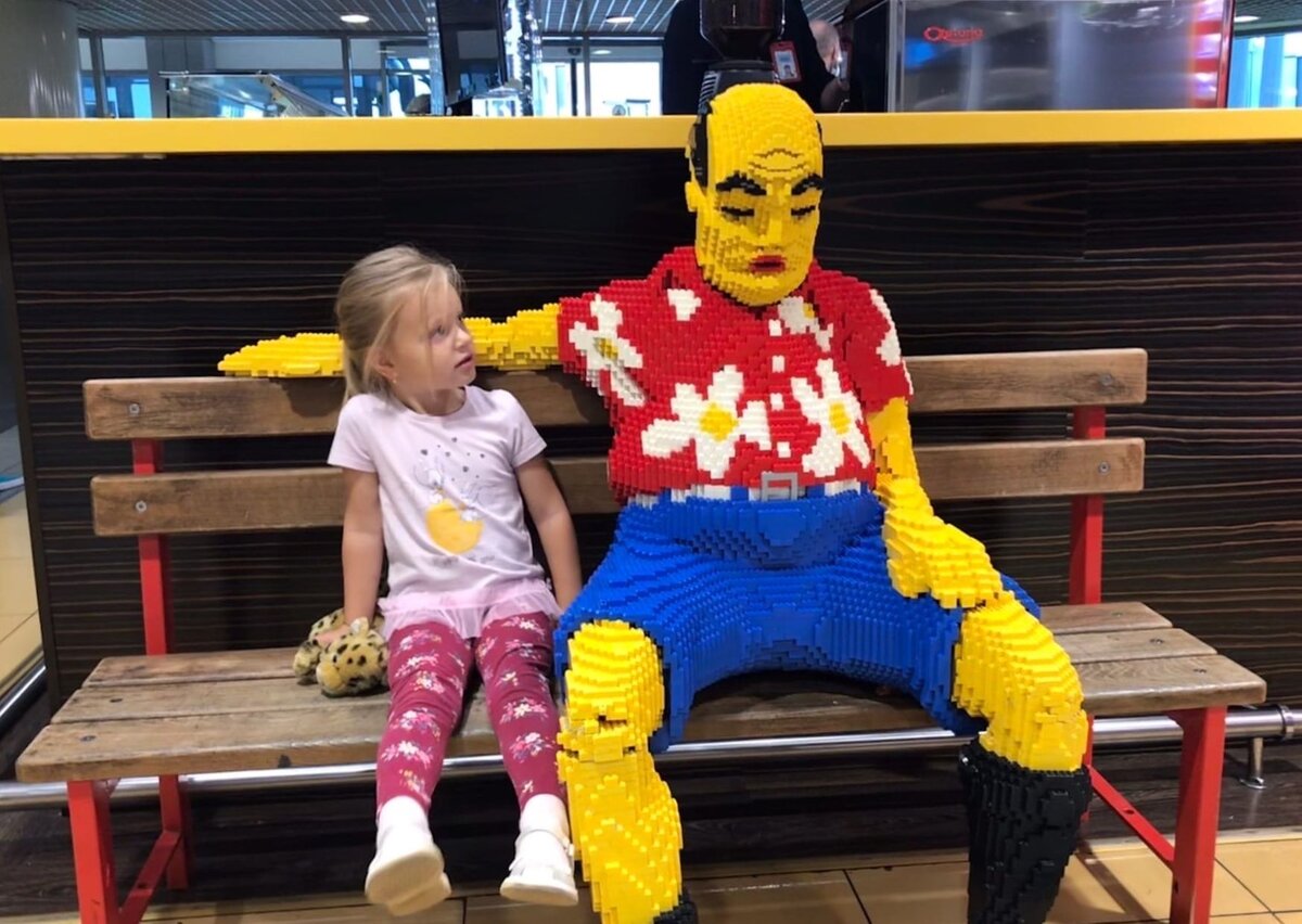 Ожидающий пассажир из лего в аэропорту Домодедово