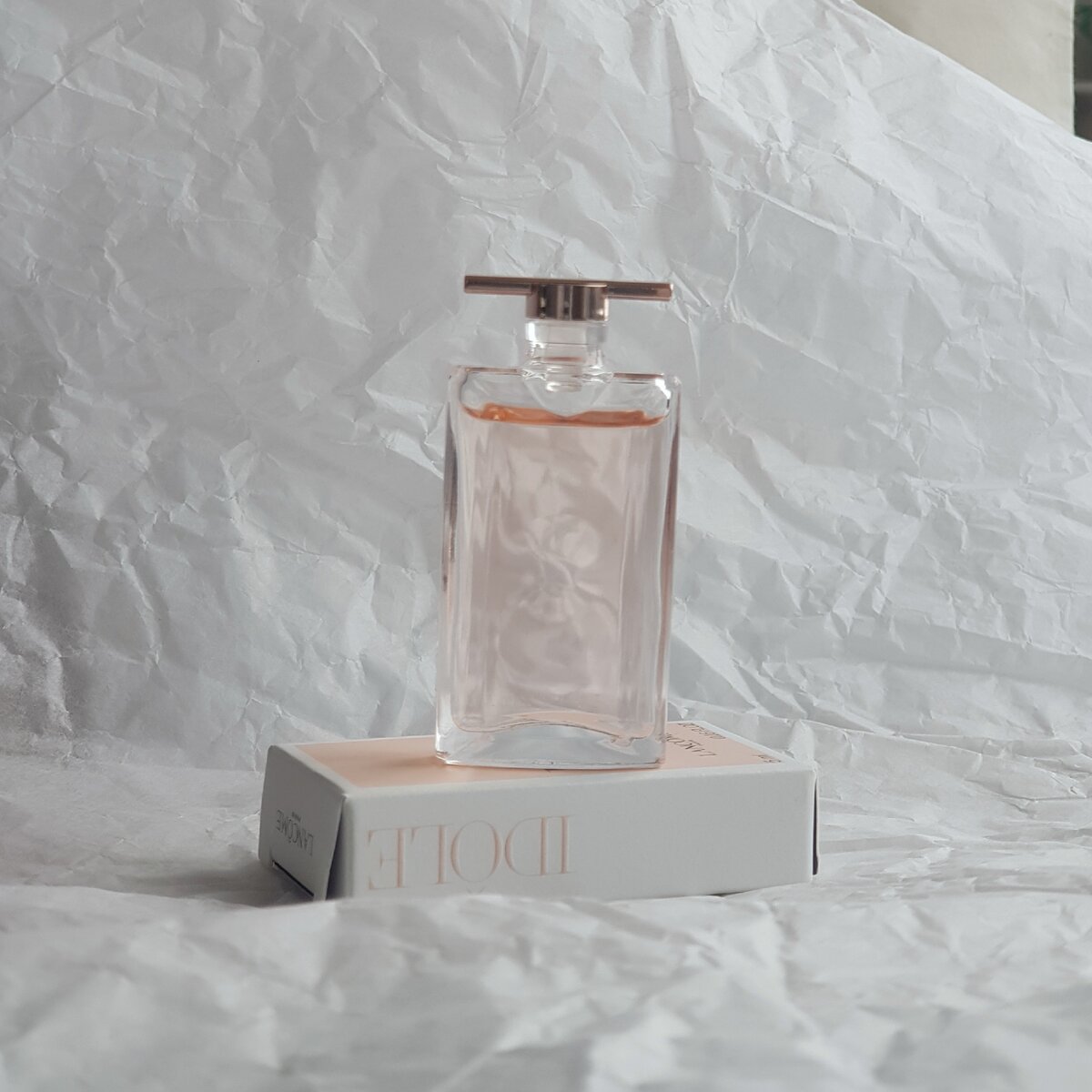 Миниатюра аромата Idole от Lancome. Приятный девичий цветочный аромат, легкий и воздушный. Совершенно не подходящий мне :)) Досталась мне при покупке чего-то там в Золотом Яблоке. Миниатюрка красивая. После нее задумалась о том, что а может начать коллекционировать миниатюры ароматов? Фото автора